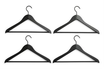 Smooth coat hanger - 4 slim buksebøjler i sort fra HAY